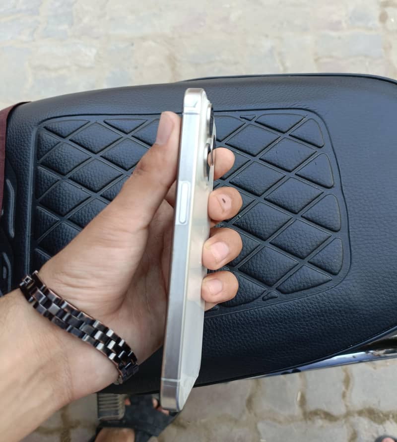 Apple iPhone 15 Pro 1