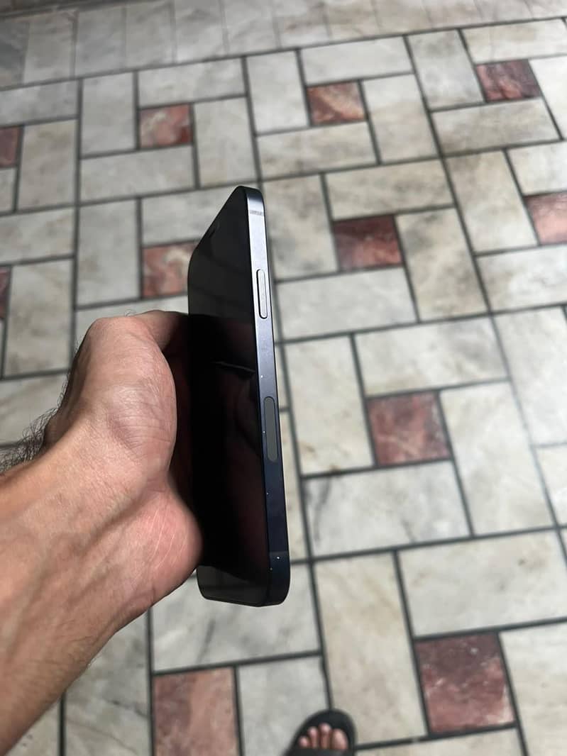 Apple iPhone 12 4