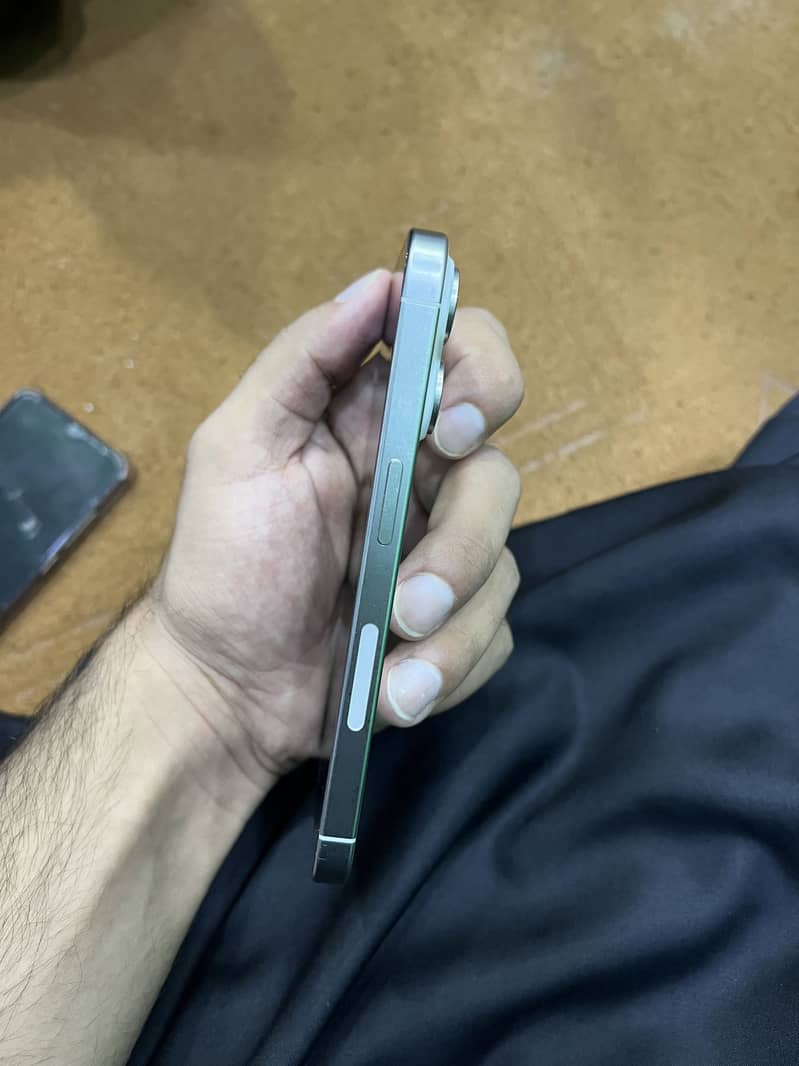Apple iPhone 15 Pro 4
