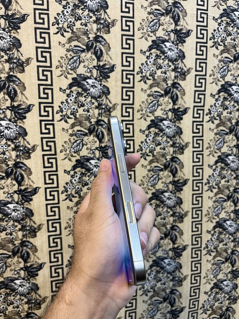 Apple iPhone 16 Pro 0