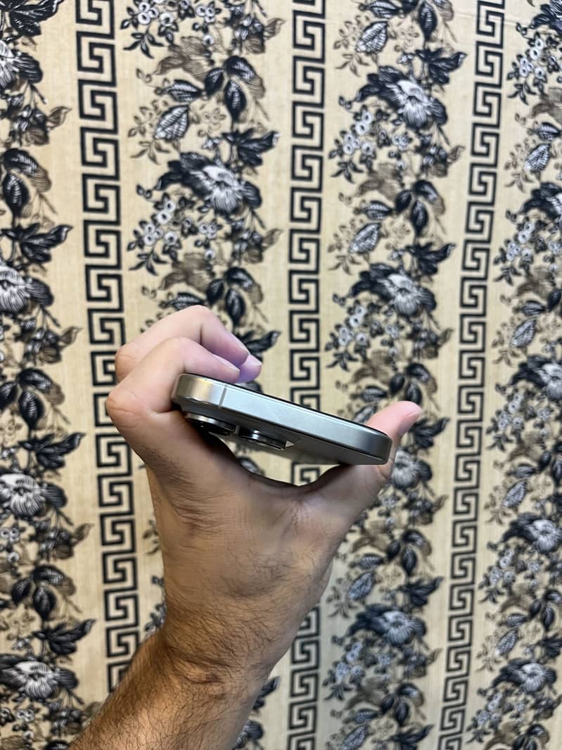 Apple iPhone 16 Pro 1