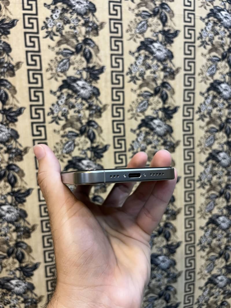 Apple iPhone 16 Pro 2
