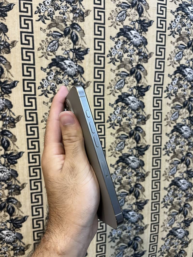 Apple iPhone 16 Pro 3