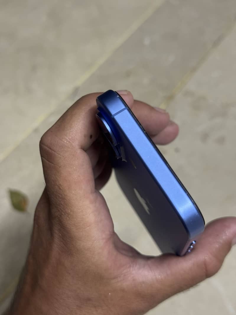Apple iPhone 16 4