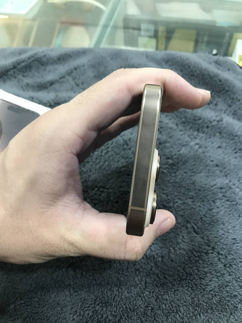 Apple iPhone 16 Pro 3