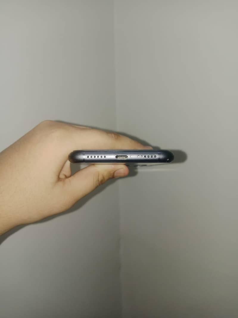 Apple iPhone 11 4