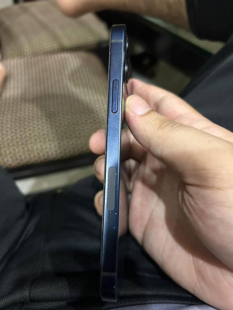 Apple iPhone 12 4