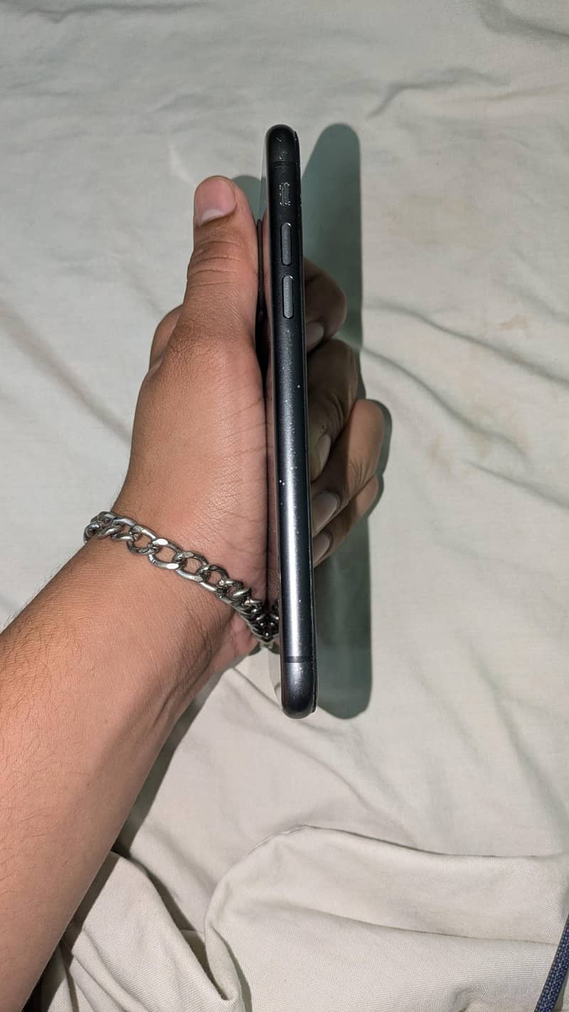 Apple iPhone 11 4