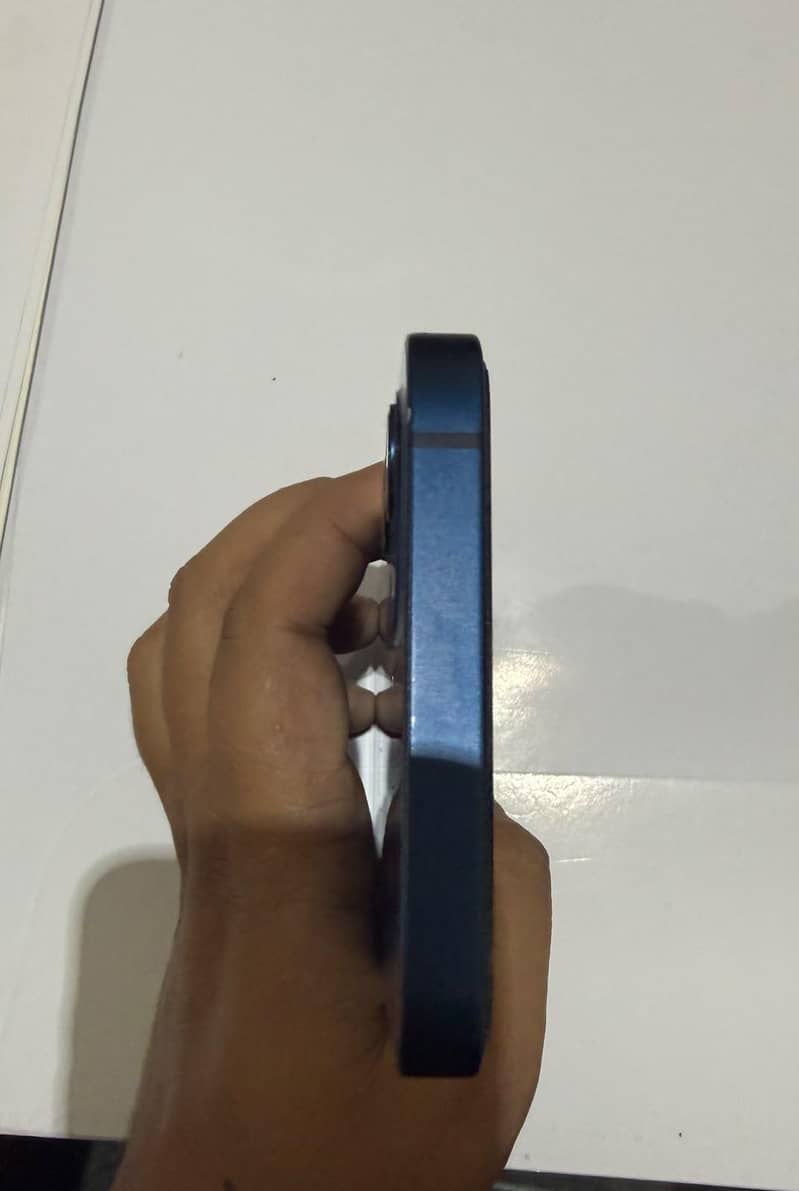 Apple iPhone 12 4