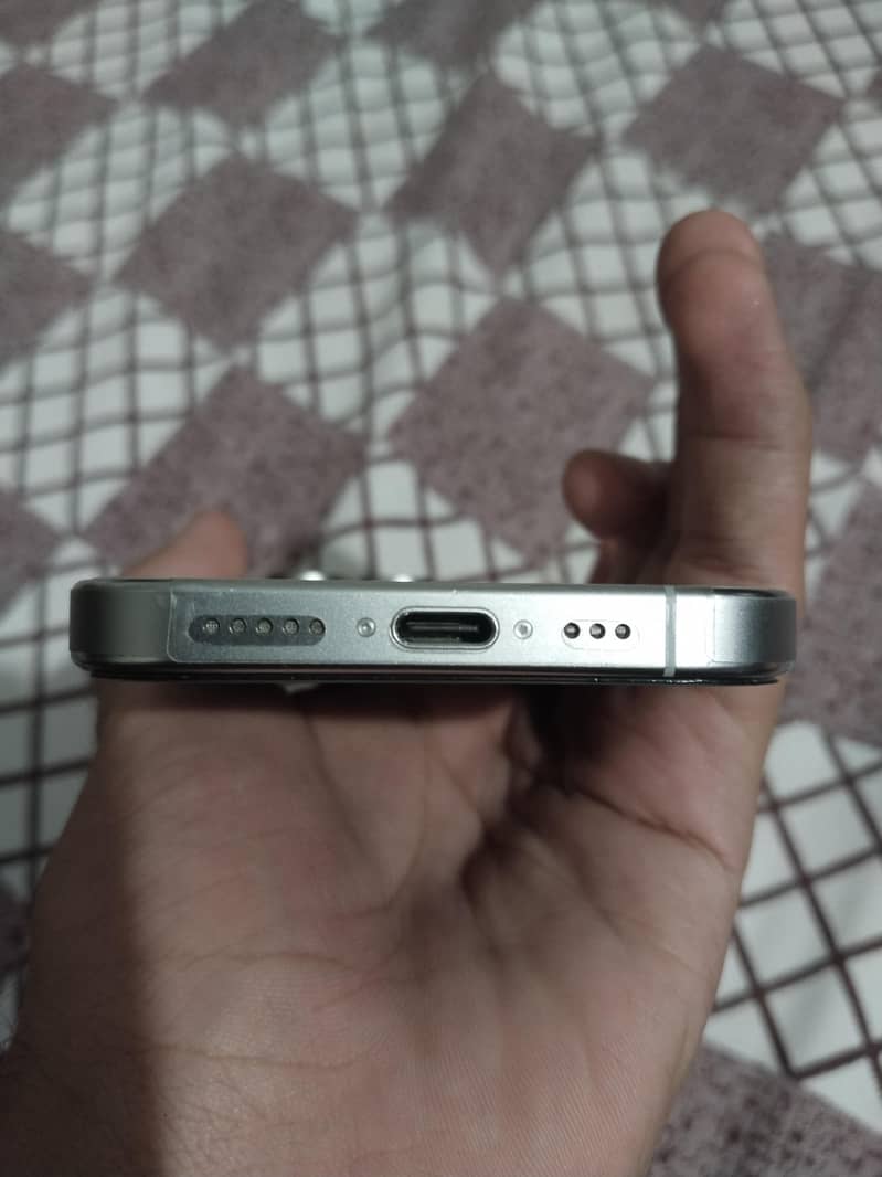 Apple iPhone 15 Pro 4