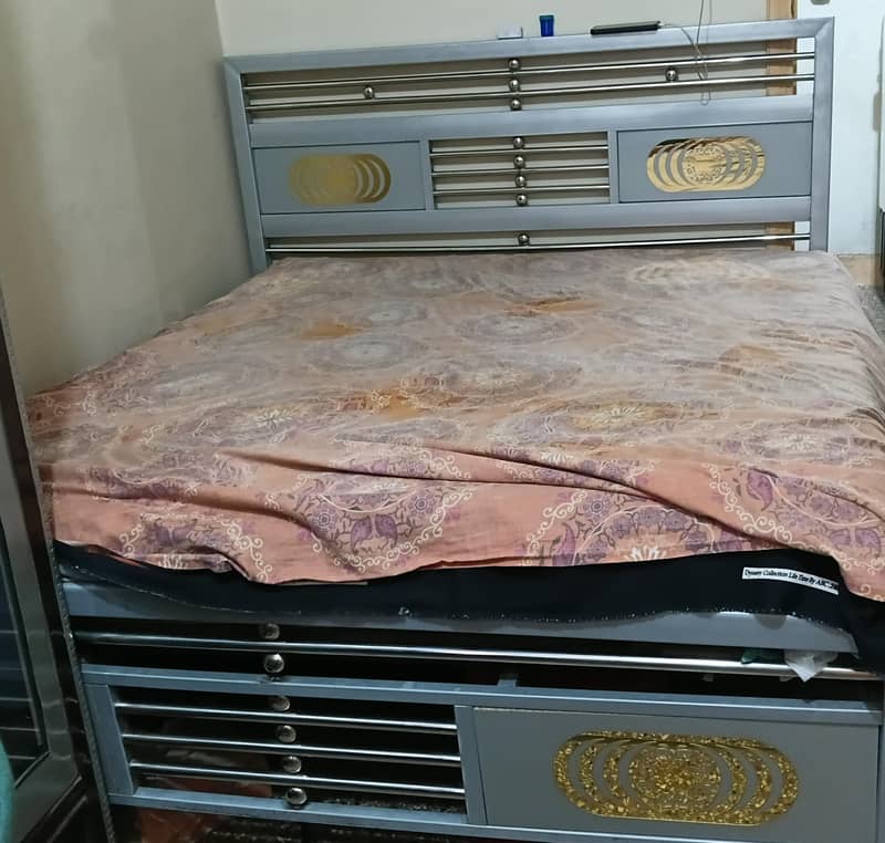 King size bed 0