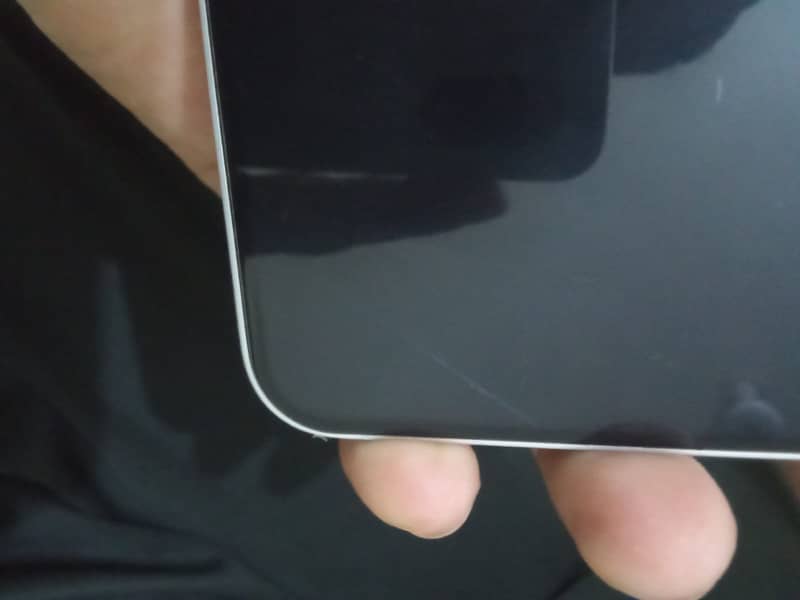 Apple iPhone 16e 1