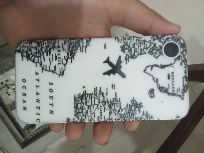 Apple iPhone 16e 3