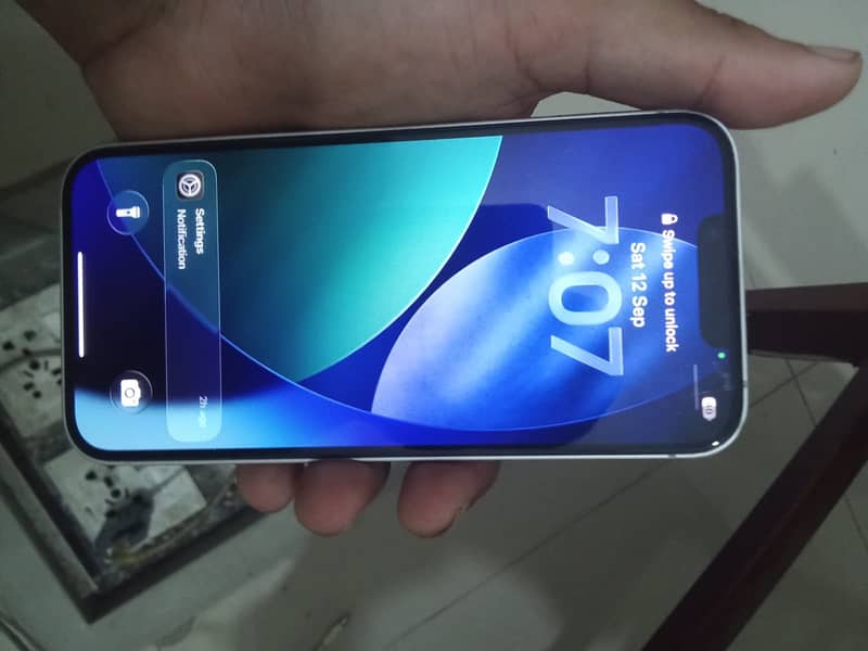 Apple iPhone 16e 4