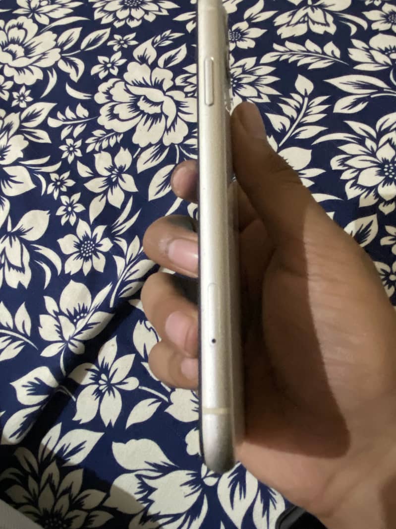 Apple iPhone 11 4