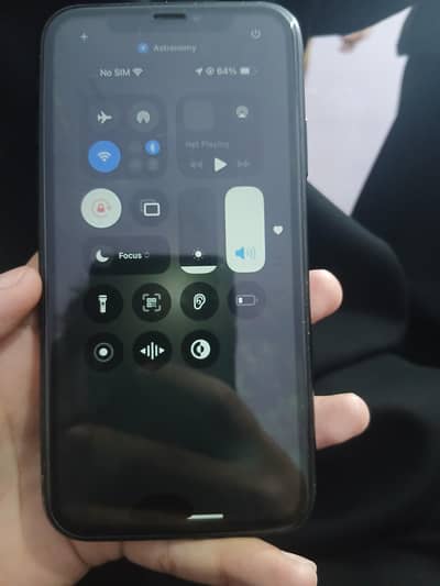 Apple iPhone XR totl jnwn ha 86 ya 85 ha pnl me chota sa blck dot