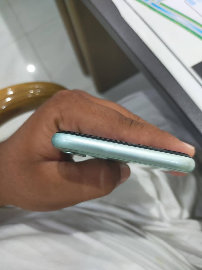 Apple iPhone 11 4
