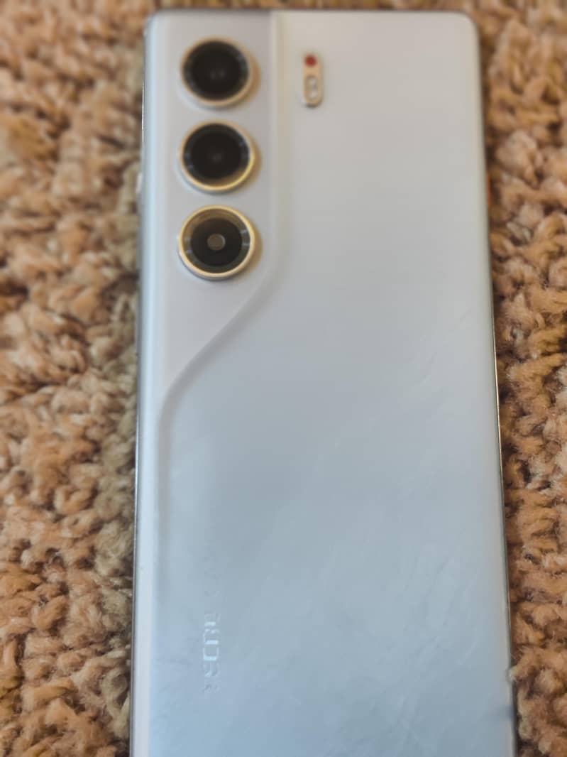 Tecno CAMON 40 Pro 0