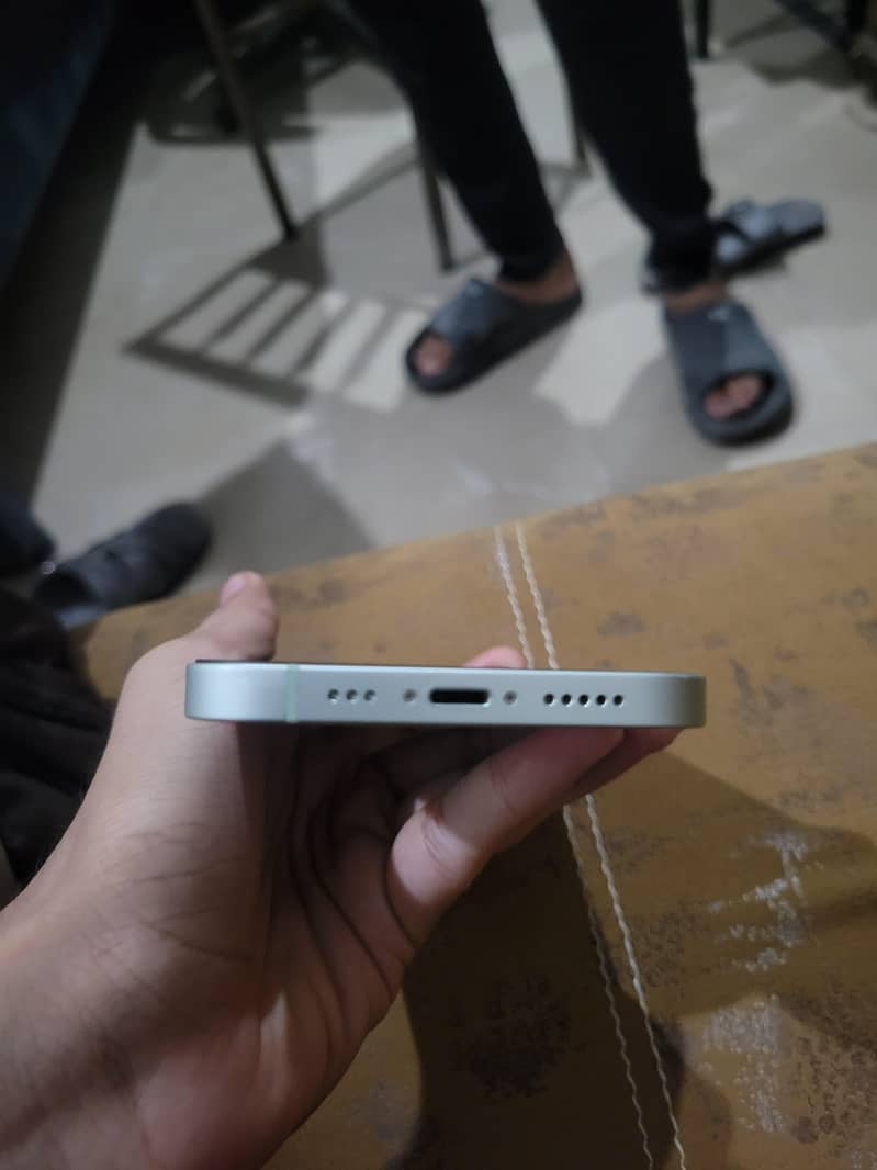 Apple iPhone 12 4
