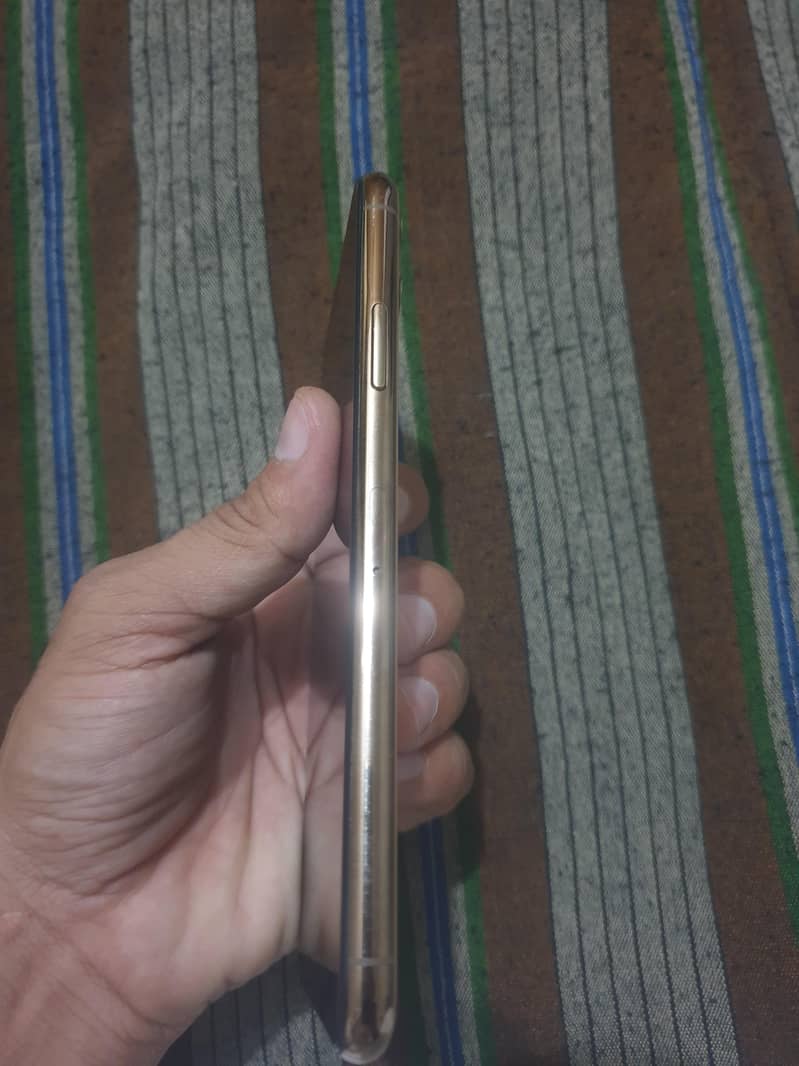 Apple iPhone 11 Pro Max 4