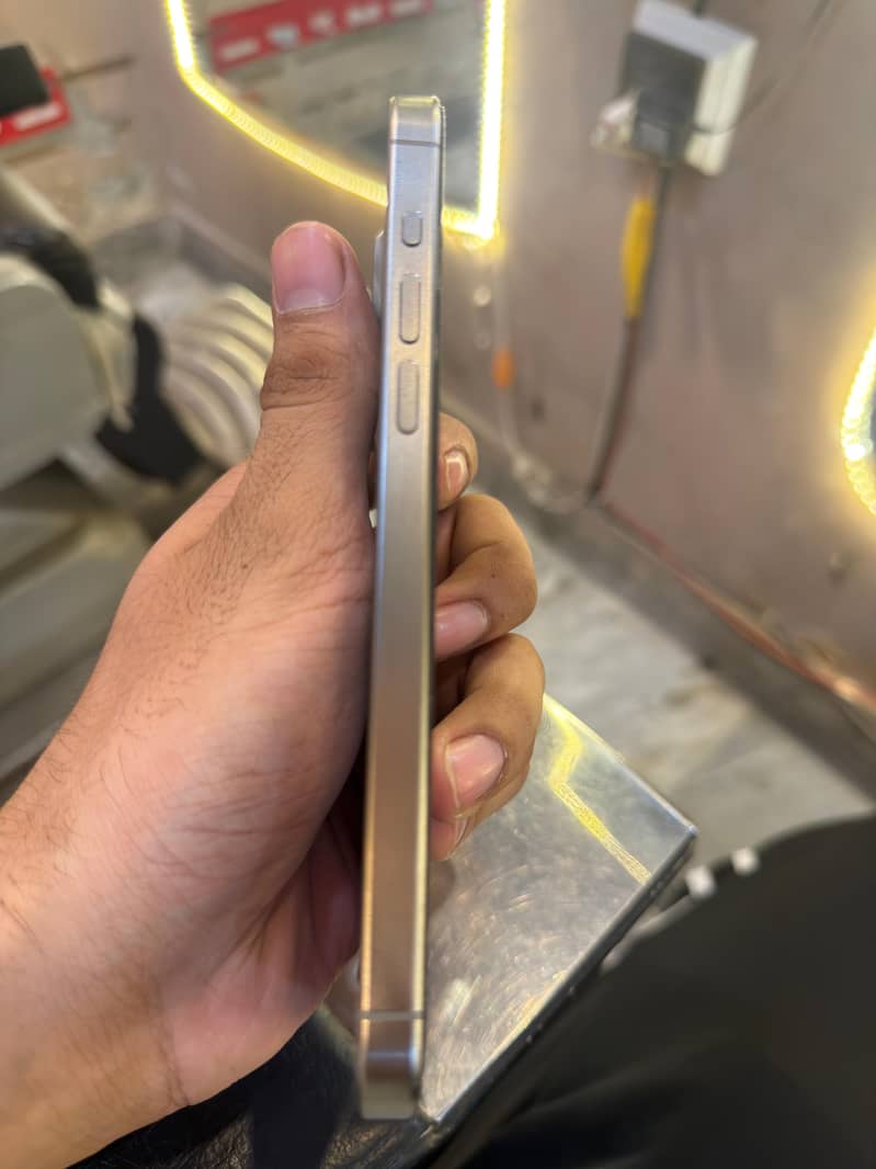 Apple iPhone 15 Pro Max 2