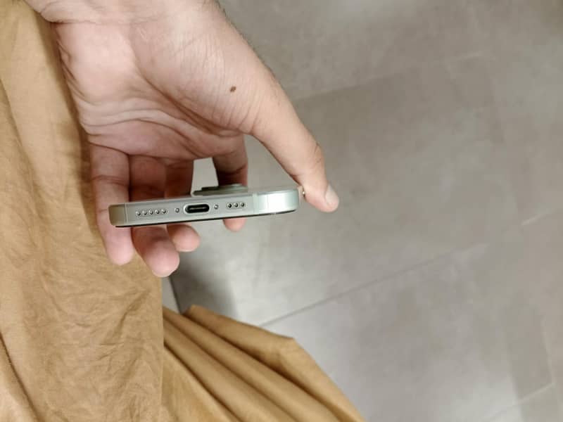 Apple iPhone 15 4