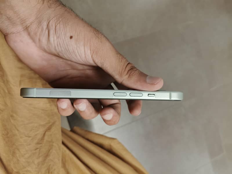 Apple iPhone 15 6