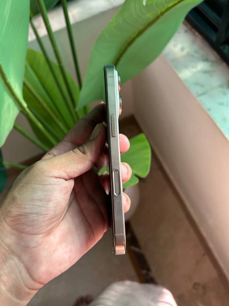 Apple iPhone 16 Pro 8