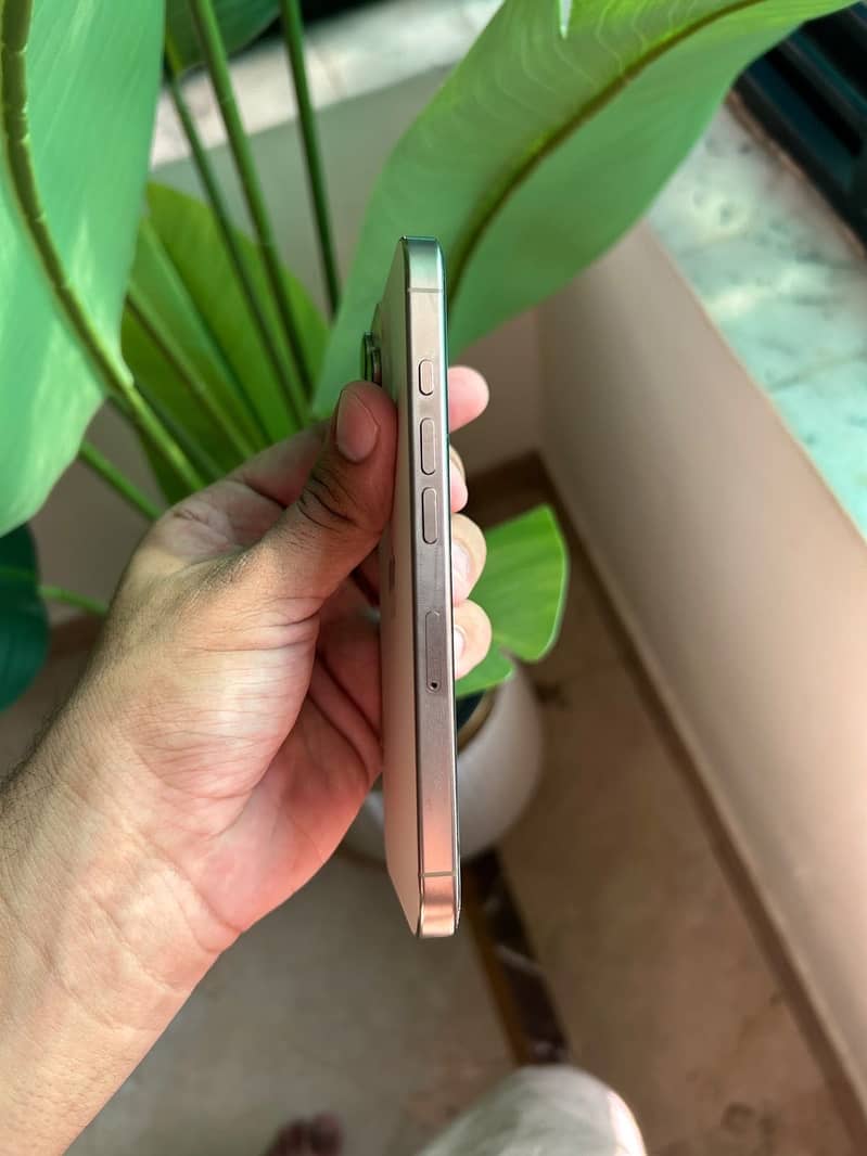Apple iPhone 16 Pro 9