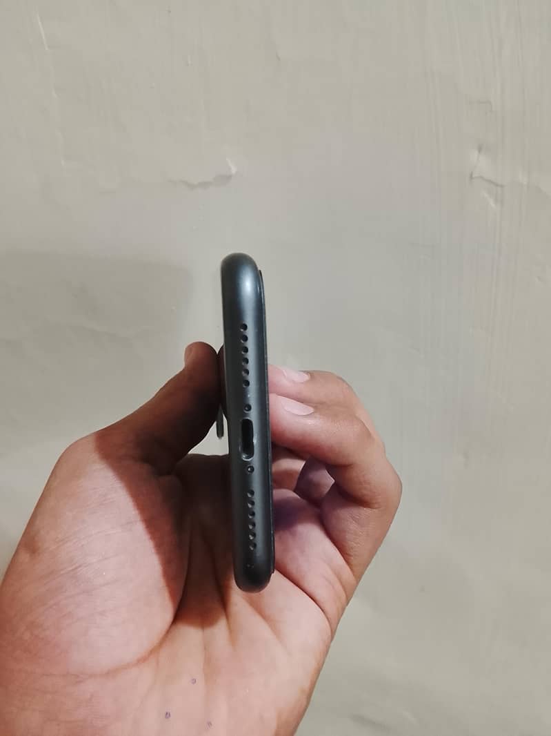 Apple iPhone 11 4