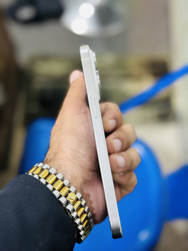 Apple iPhone 15 Pro Max 5