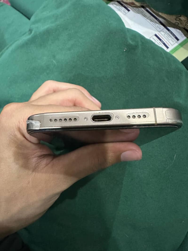Apple iPhone 16 Pro Max 1