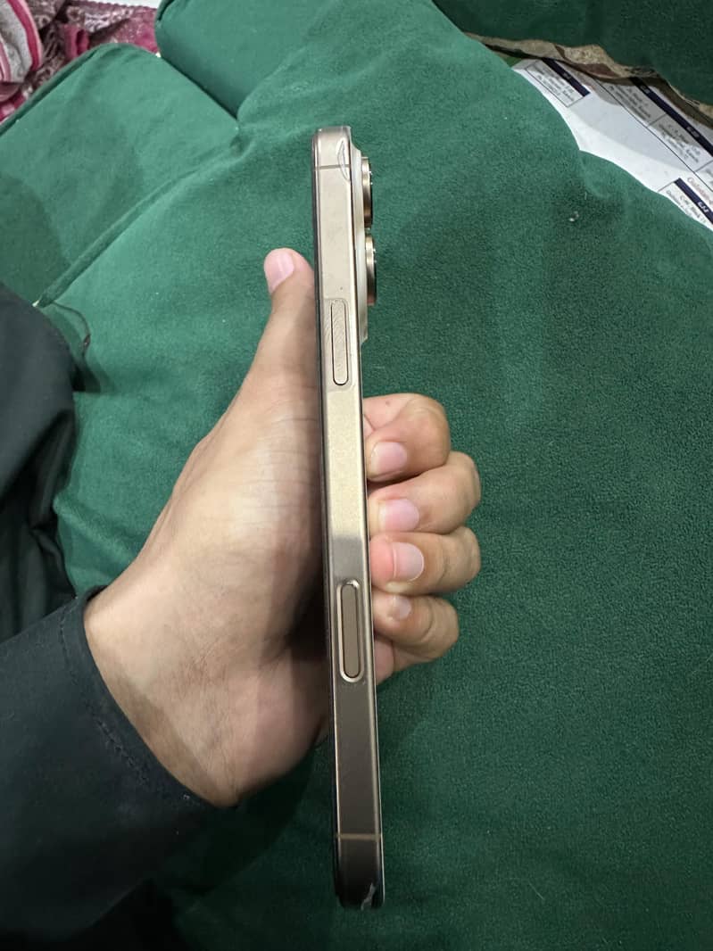 Apple iPhone 16 Pro Max 2