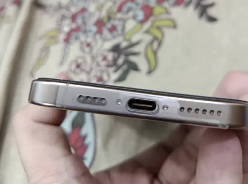 Apple iPhone 16 Pro Max 2