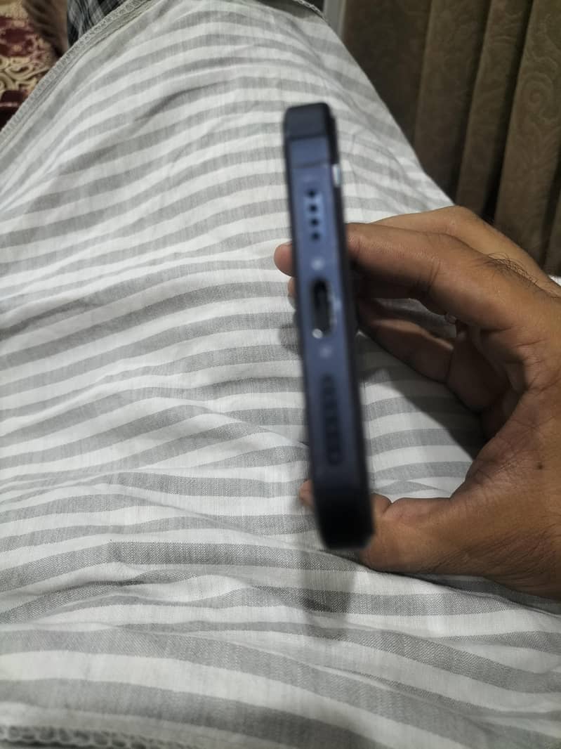 Apple iPhone 15 Pro Max 4