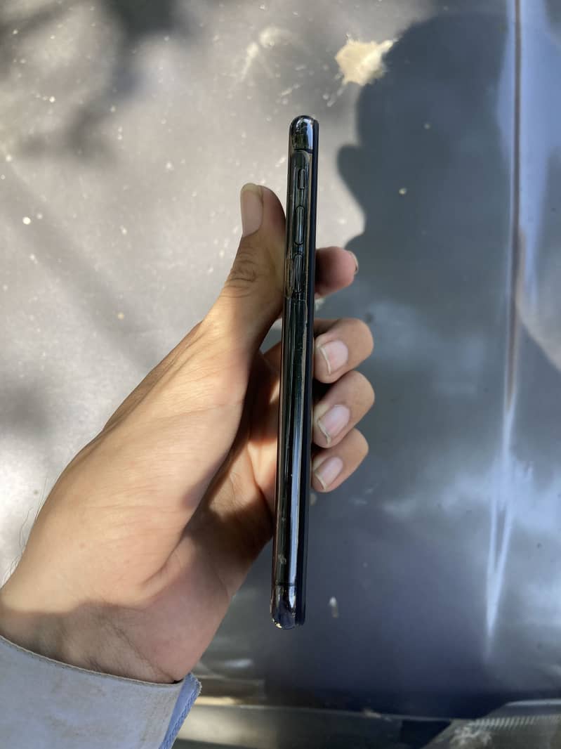 Apple iPhone X 4
