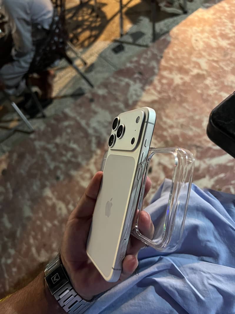 Apple iPhone 17 Pro Max 3