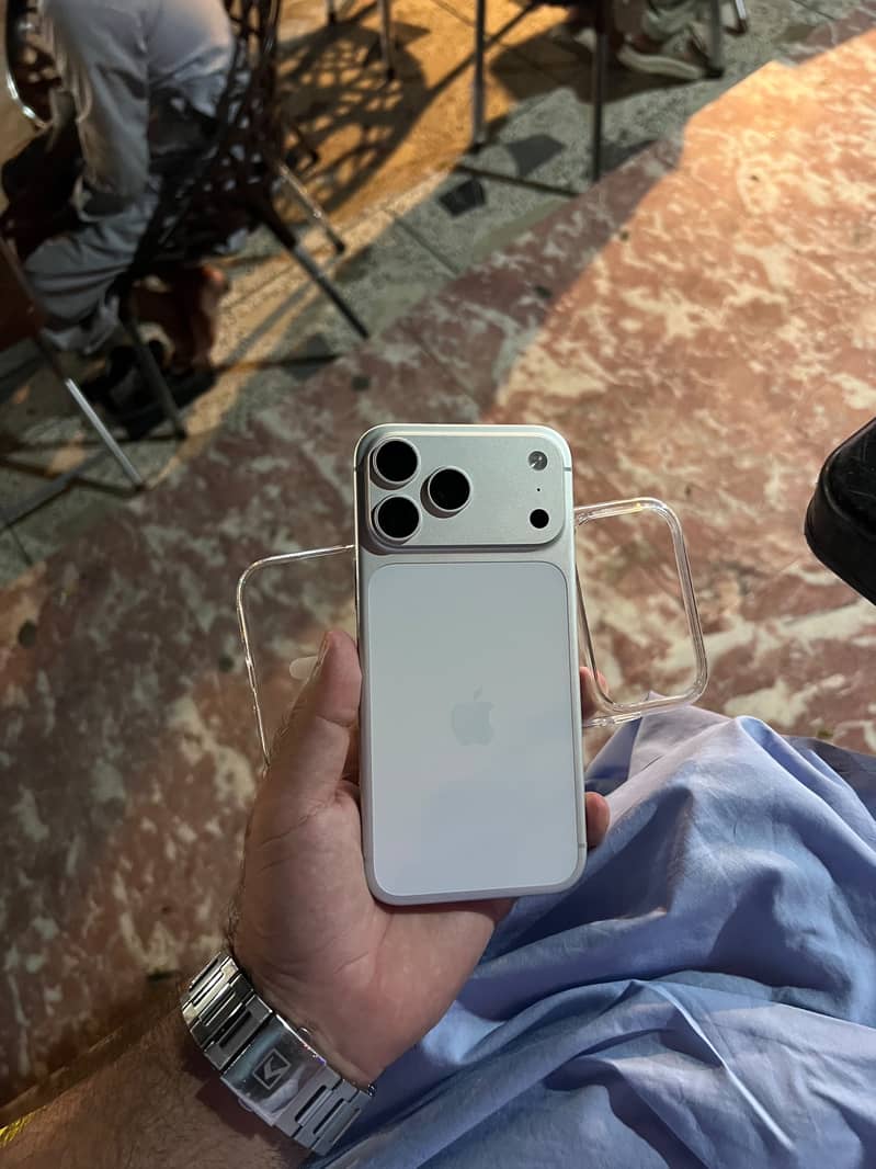 Apple iPhone 17 Pro Max 4