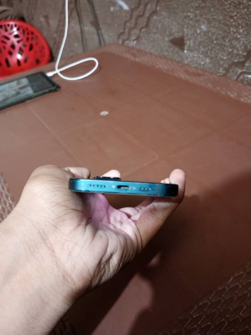 Apple iPhone 13 4