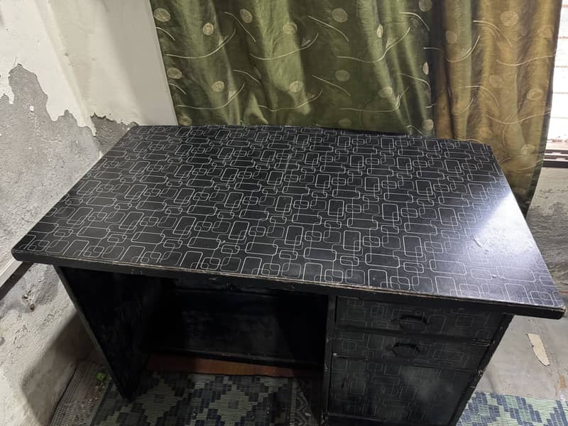 Office Table in Good Condition 6