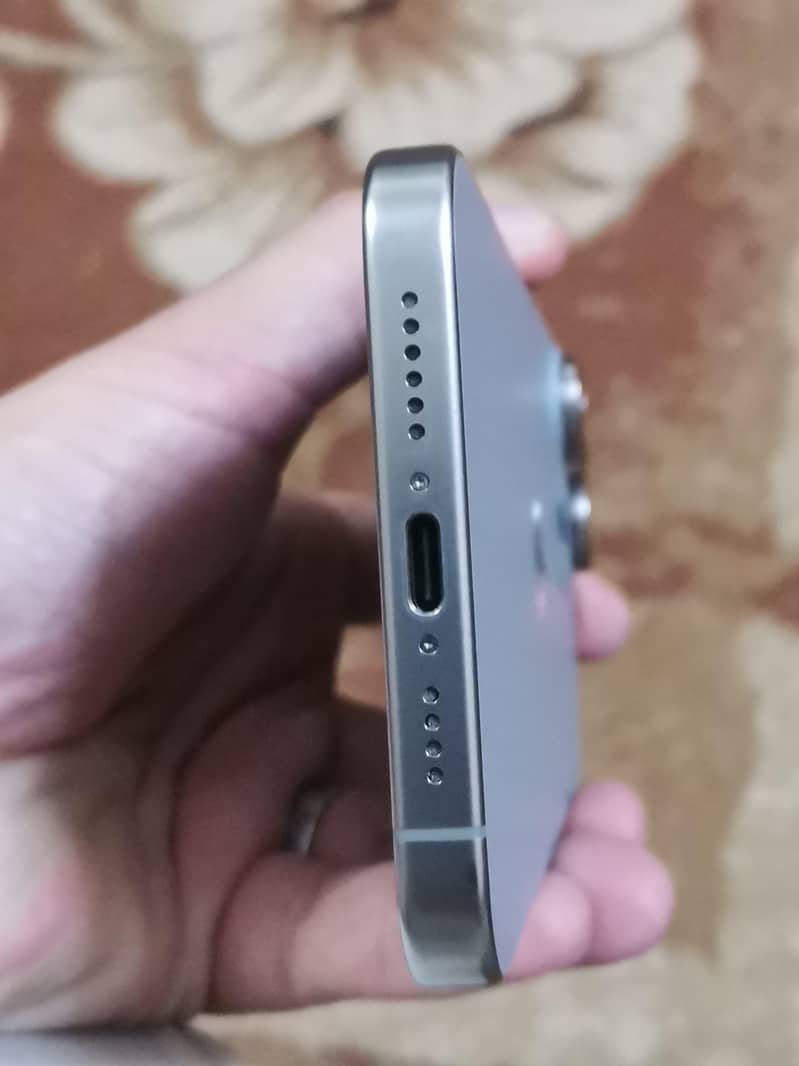 Apple iPhone 15 Pro Max 2