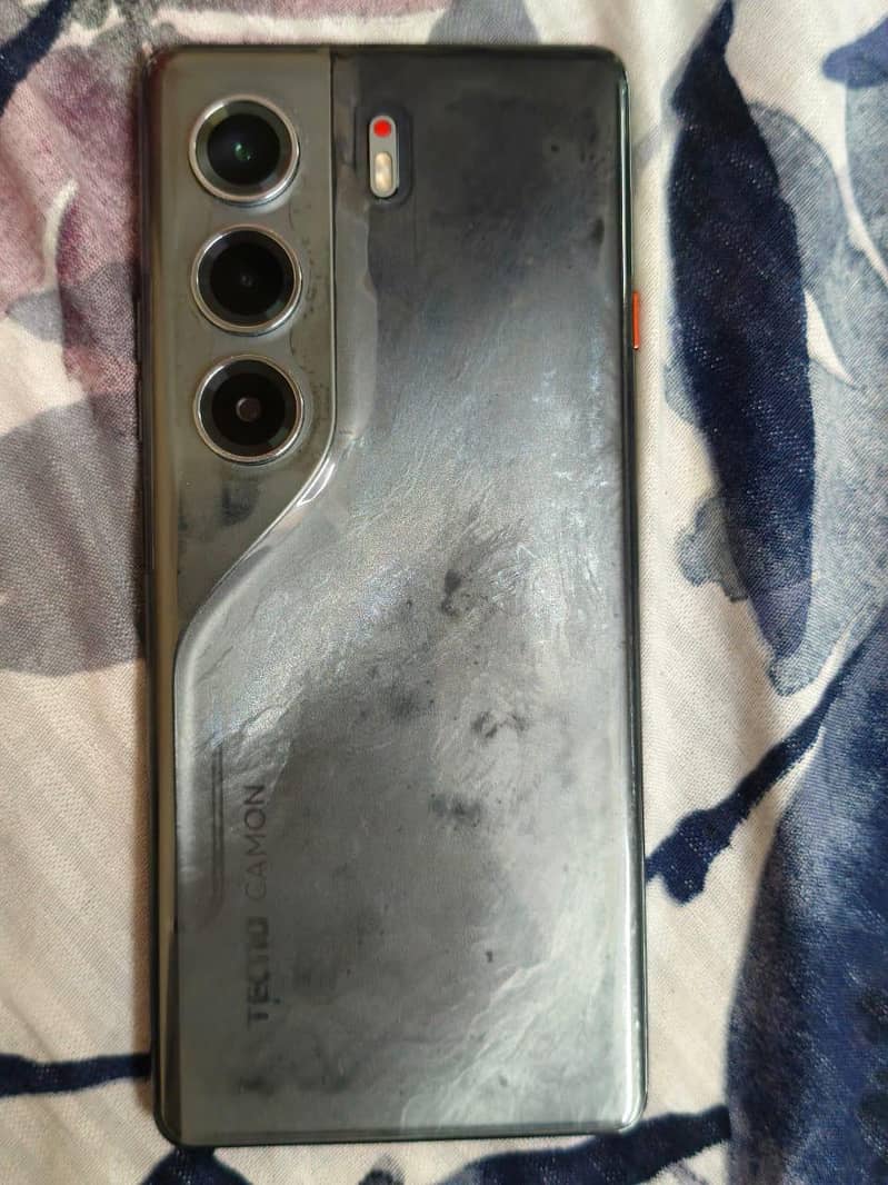 Tecno CAMON 40 Pro 1