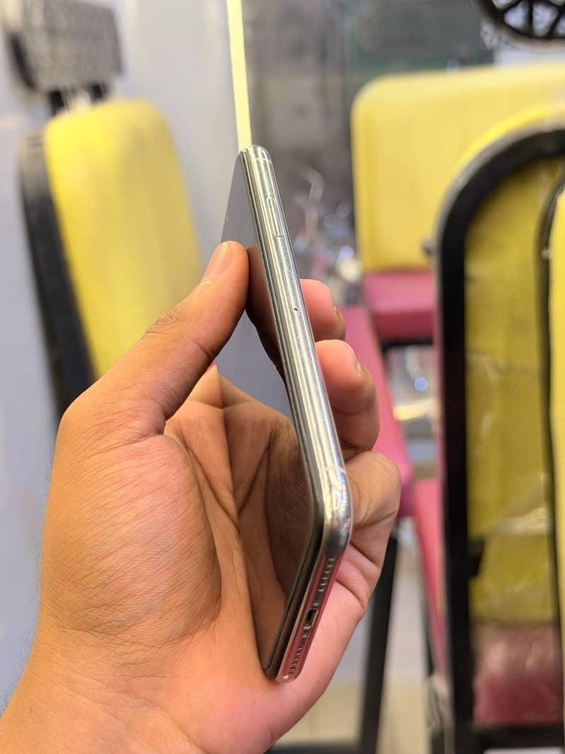 Apple iPhone X 3