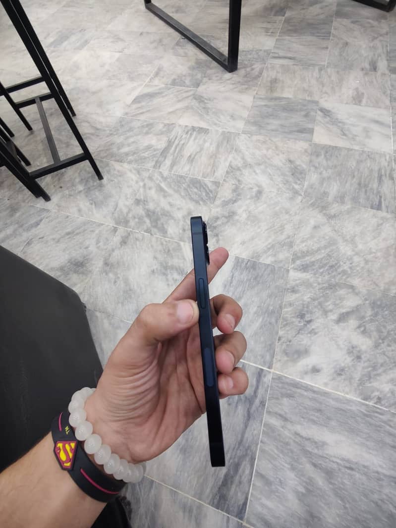 Apple iPhone 13 5