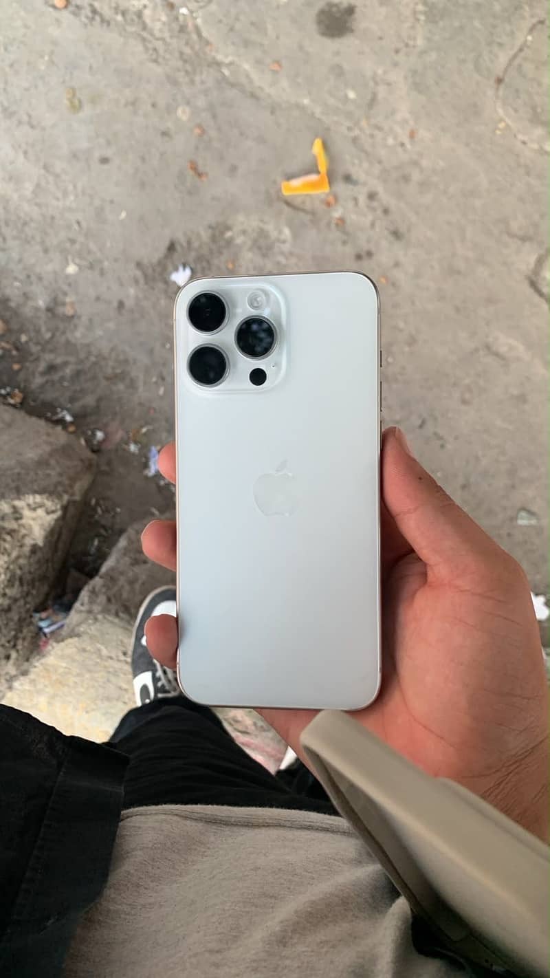 Apple iPhone 16 Pro Max 1