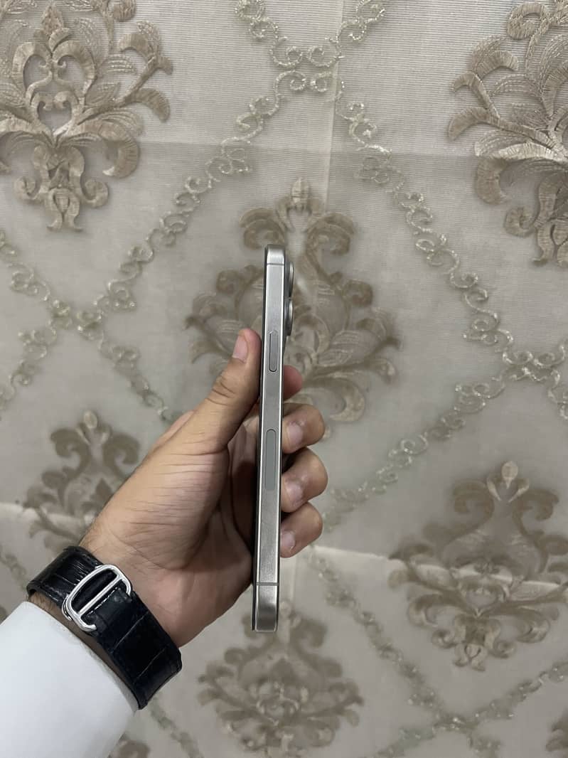 Apple iPhone 15 Pro Max 2