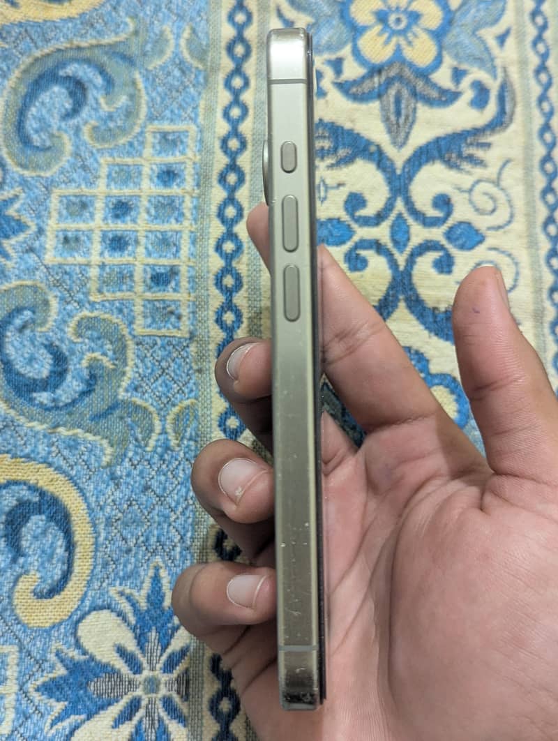 Apple iPhone 15 Pro 4