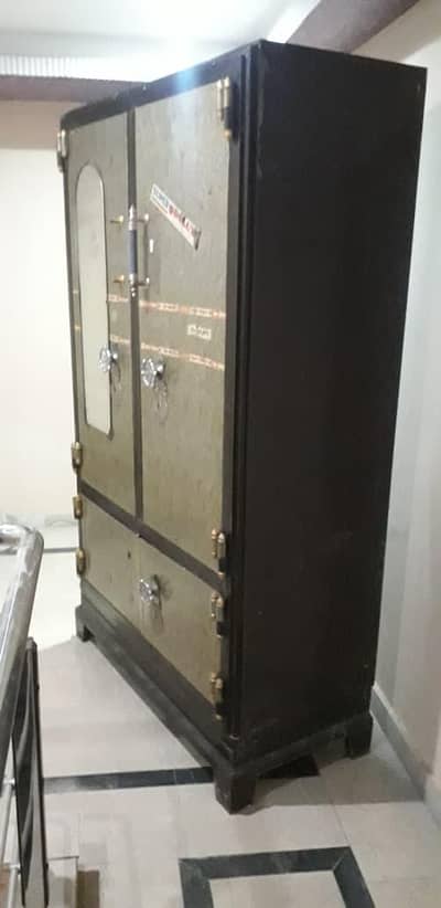 steel almari for sale in good condition