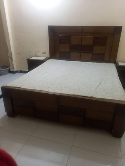 Complete solid wood kingsize bed with 2 sidetables and dressing table