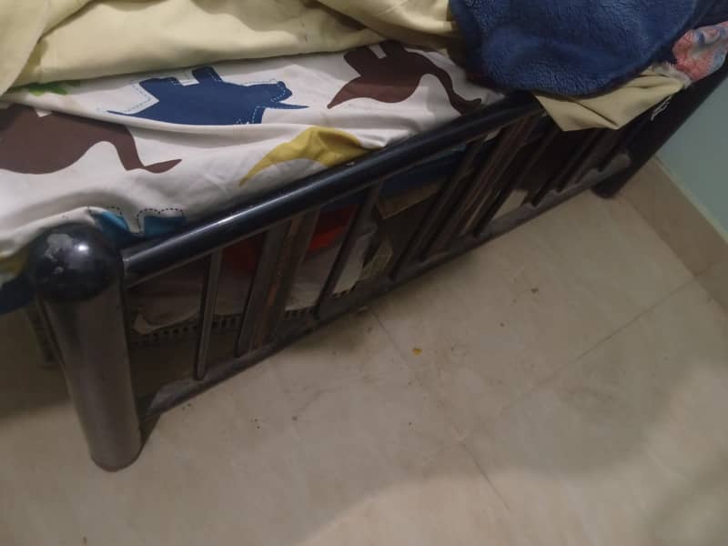 single iron bed with zero damage 1